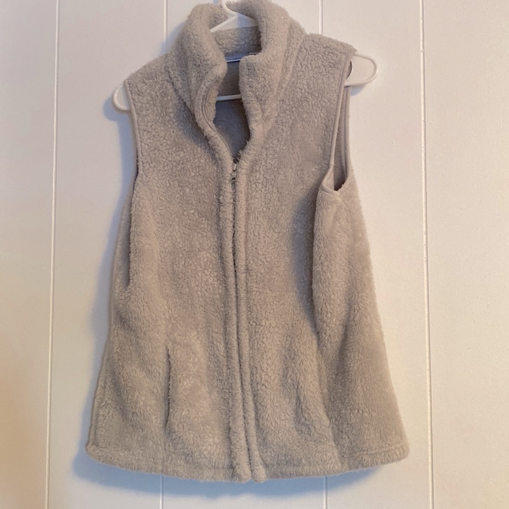 Croft & Borrow woman’s size M Grey fleece vest. 100% polyester, machine washable